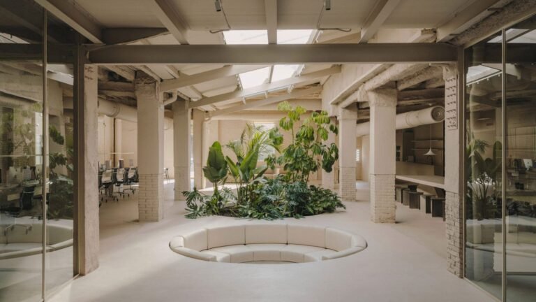 تصمم Isern Serra وكالة عرض الأزياء على أنها "مناظر طبيعية" لالتقاط الصور 12 تصمم Isern Serra وكالة عرض الأزياء على أنها "مناظر طبيعية" لالتقاط الصور