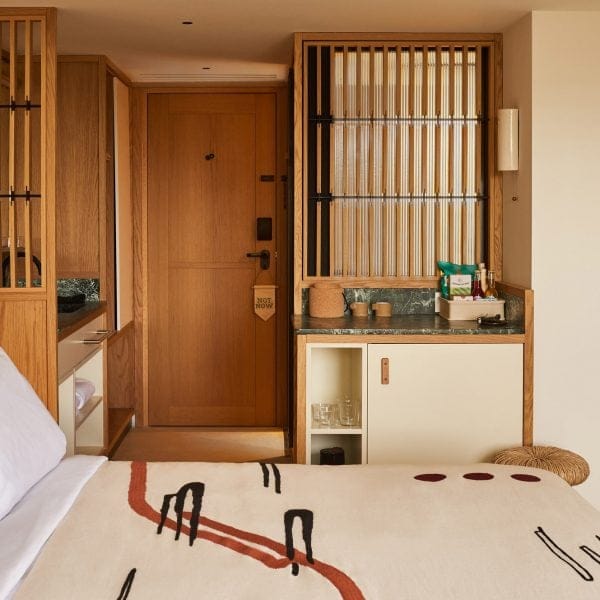 تصمم Ciguë فندق Ace Hotel المليء بالفن في مبنى وحشي في أثينا ريفييرا