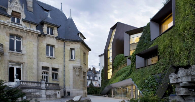 الفخر المدني: تم بناء 6 مباني بلدية لجمع الناس معًا
