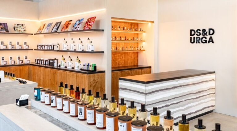 داخل متجر DS & Durga الجديد في لوس أنجلوس، مستوحى من منزل راي كابي في كاليفورنيا في الستينيات
