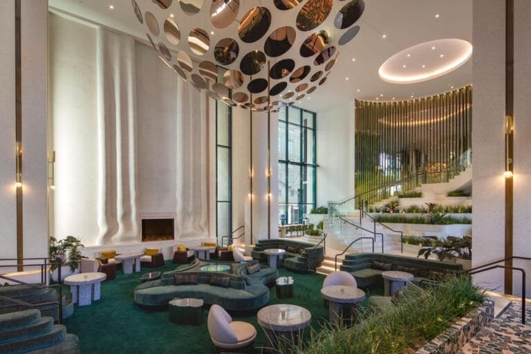 ورق الحائط* يسجل الدخول في فندق دبليو هوليوود المتجدد: "المزيد من التلميع والحفلات الأقل"
