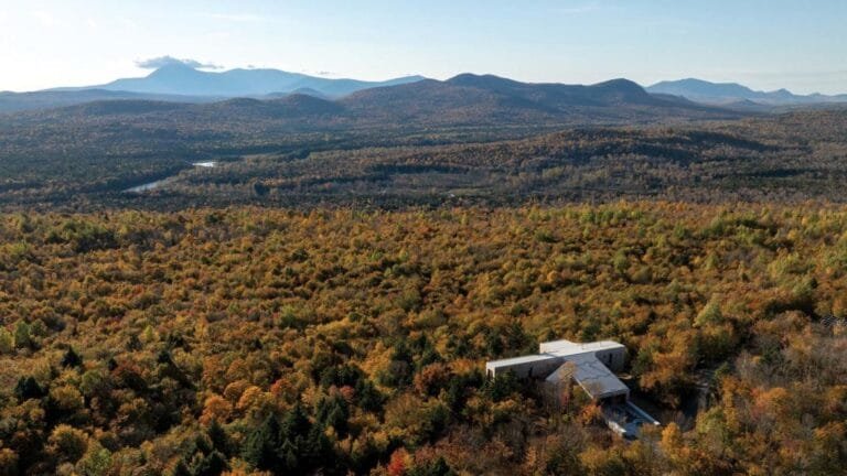 يقع مرفق Trailblazing Park التابع لشركة Saunders Architecture على سلسلة من التلال النائية في شمال ولاية ماين
