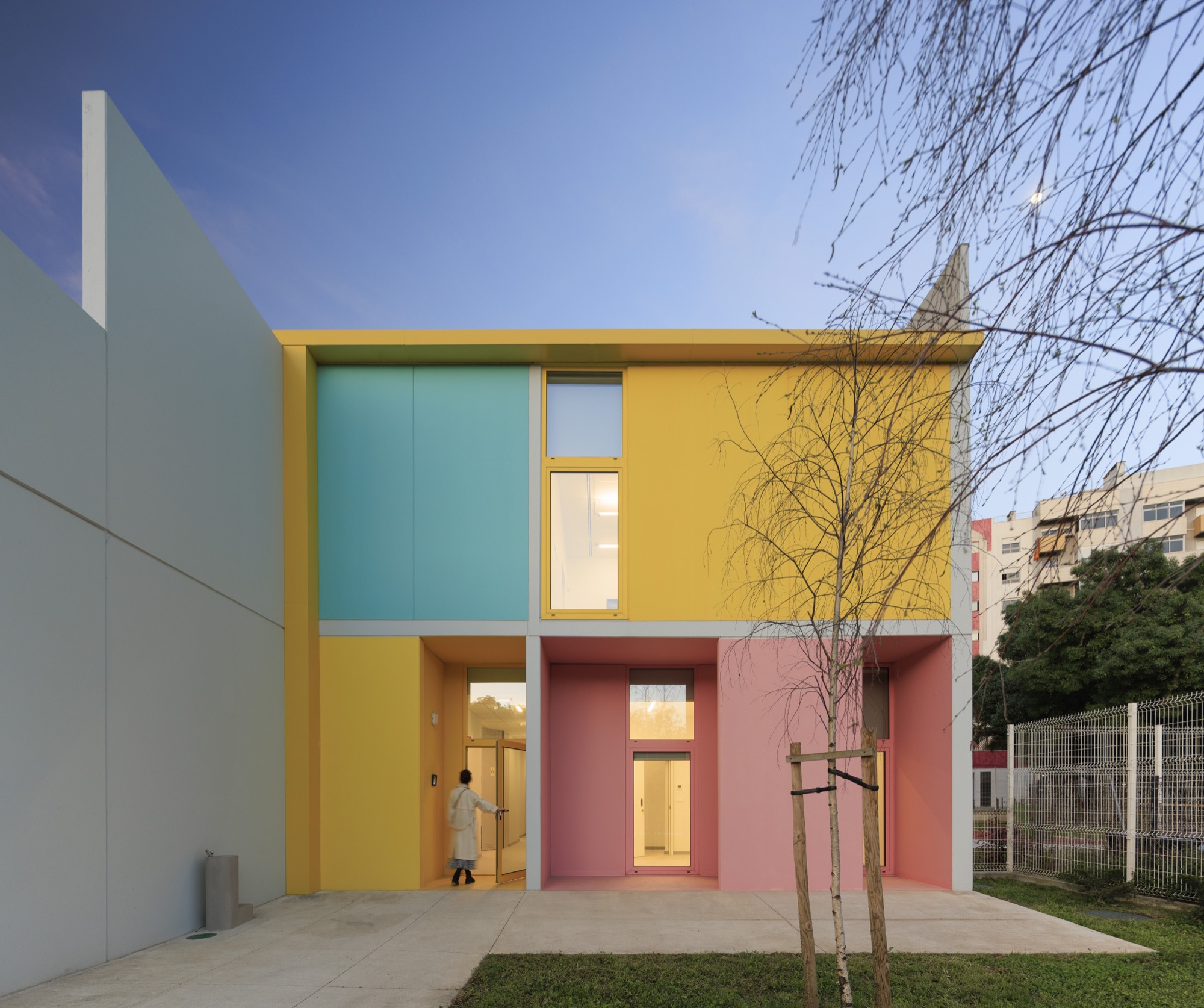 4 Modular Kindergartens in Lisbon / SUMMARY