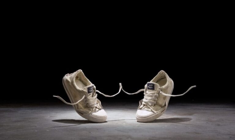 Empty Sneakers Dance in a Stop-Motion Film Honoring the 20th Anniversary of a Buenos Aires Tragedy 10 a still from a stop-motion animated short of two canvas sneakers dancing against a black background
