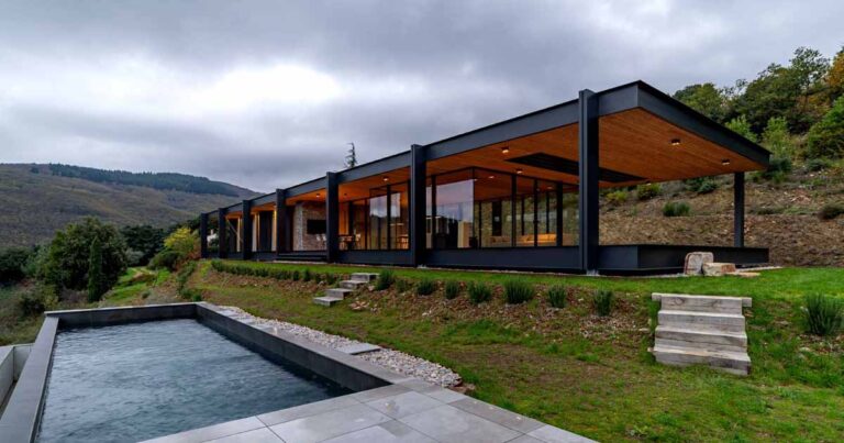 This Horizontal Home Has Its Structure On Display