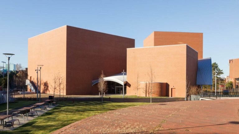 في معهد ماساتشوستس للتكنولوجيا، SANAA تشكل مبنى موسيقي بين أيقونات منتصف القرن باستخفاف محترم
