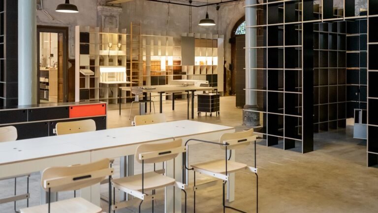 "يجب أن يكون الحرف على مسافة دراجة": العالم غريب الأطوار من العلامة التجارية للأثاث الألماني نيلز هولجر موروران 20 "يجب أن يكون الحرف على مسافة دراجة": العالم غريب الأطوار من العلامة التجارية للأثاث الألماني نيلز هولجر موروران