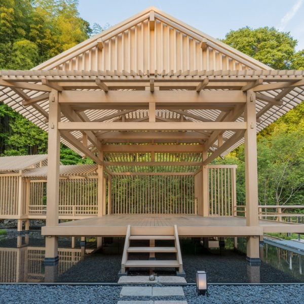 يُزين Kengo Kuma بانيان تري كيوتو بمسرح خشبي
