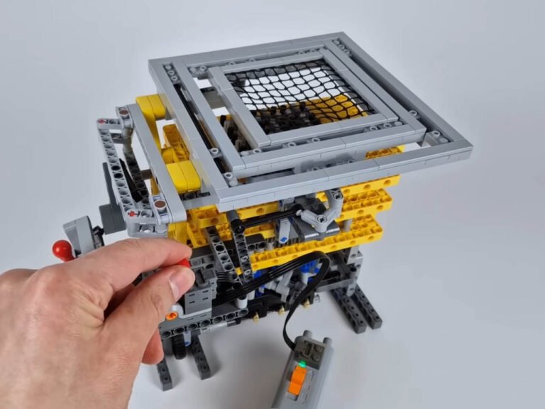 يُعد جهاز المشي LEGO متعدد الاتجاهات هذا تصميمًا فريدًا يستحق مساحة مكتبية لأي مهووس
