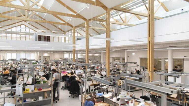 APA يحول طباعة سابقة في ضواحي باريس إلى مدرسة هيرميس للجلد 6 APA يحول طباعة سابقة في ضواحي باريس إلى مدرسة هيرميس للجلد