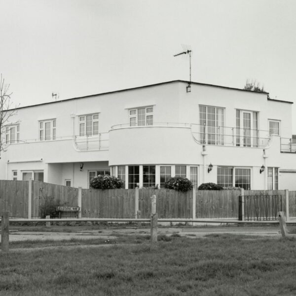 المشي عبر Frinton Park Estate و Spathline Moderne الجمالية
