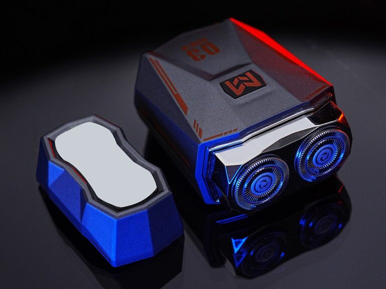 شفرة ذاتية الحفر والمرآة المدمجة تجعل هذا الجيب حلاقة سفر لا بد منه
