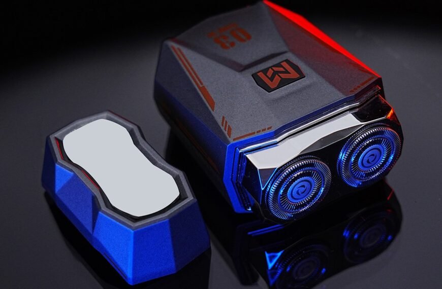 شفرة ذاتية الحفر والمرآة المدمجة تجعل هذا الجيب حلاقة سفر لا بد منه
