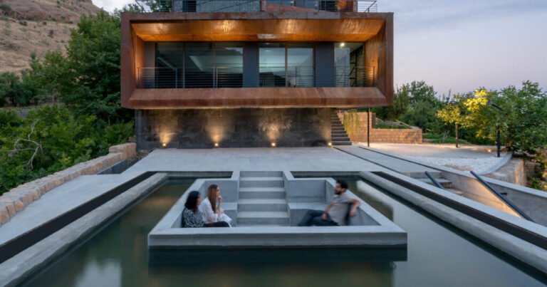 عودة حفرة المحادثة: لماذا يقوم المهندسون المعماريون بإعادة زيارة ميزة منتصف القرن هذه
