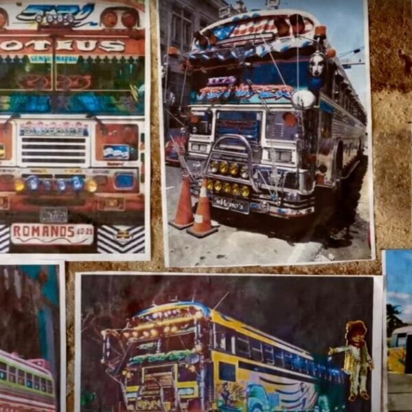 مجموعة من الصور الأرشيفية للحافلات المدرسية المزخرفة