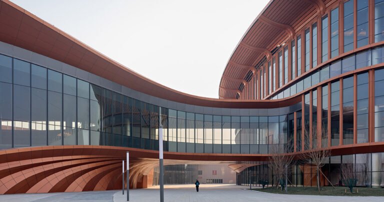 مركز مؤتمرات بكين في زها حديد يتشكل مع أشرطة النحاس
