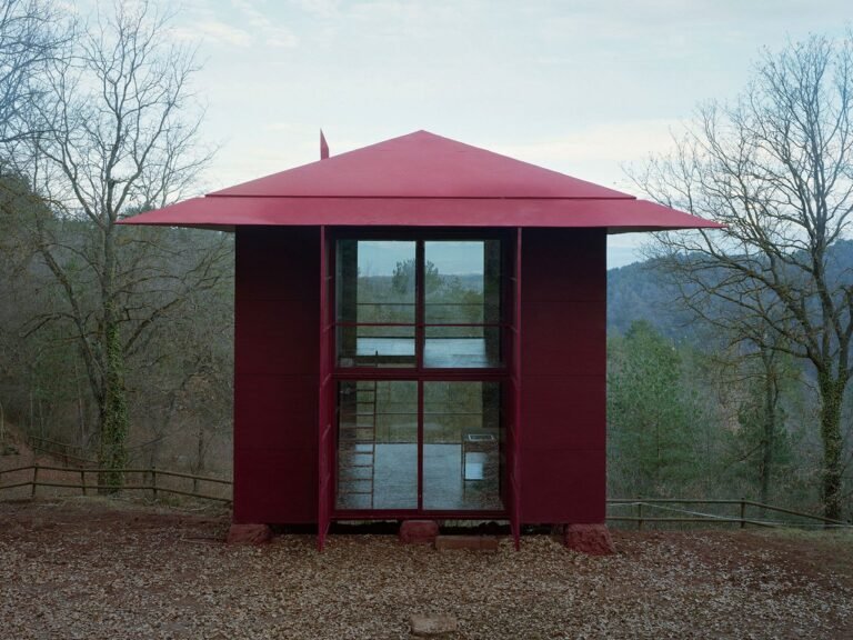 هذا البيت المسبق هو عينة من الهندسة المعمارية التكيفية تقدم تجربة معيشة ديناميكية في غابة
