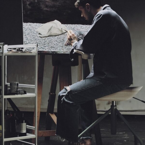 Home En 55 يتيح كرسي Leo Concept كرسي للرسامين الحصول على المزيد من التنقل أثناء العمل على قماش