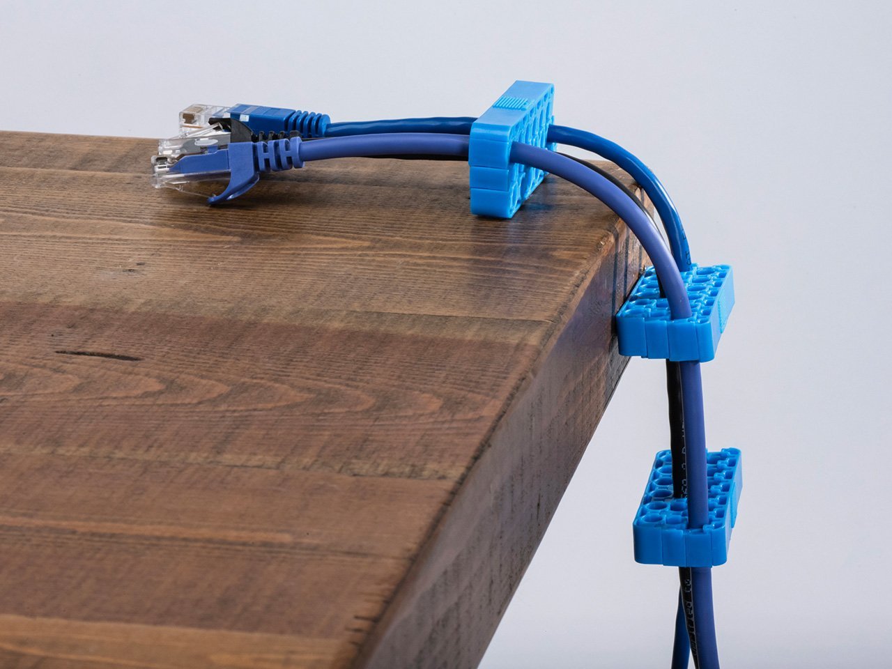 يجلب Wirestax إدارة الكابلات الخالية من الإجهاد ، وهي سهلة مثل التقاط أصابعك