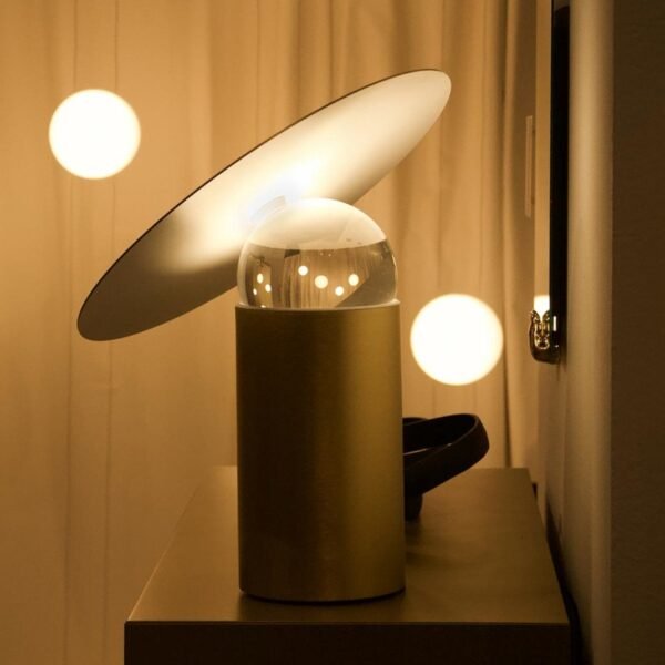 Home En 49 يضيف مصباح الجهاز والقرص لمسة مرحة للإضاءة الداخلية