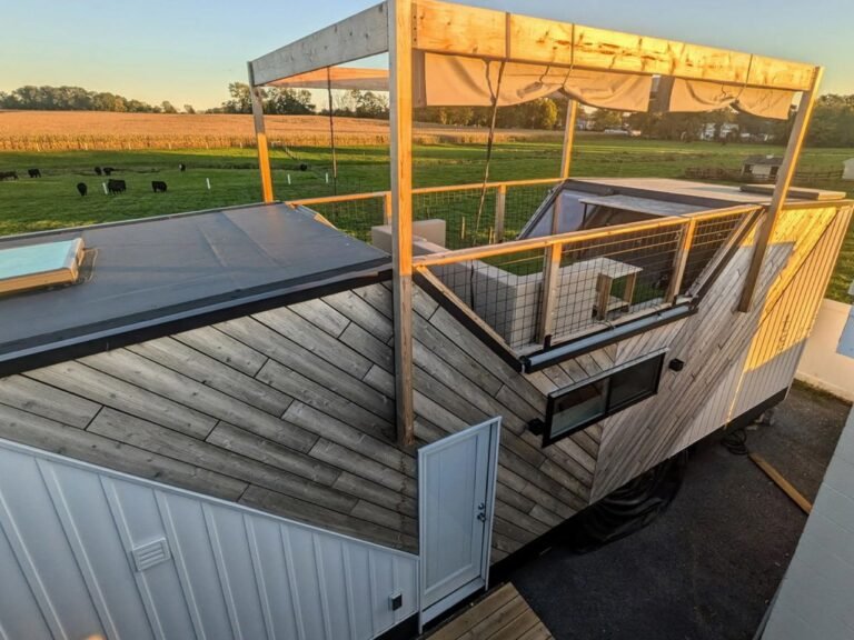 يلتقي الرفاهية بالعيش الدقيق في هذا المنزل الصغير الذي ينعم بتراس على السطح
