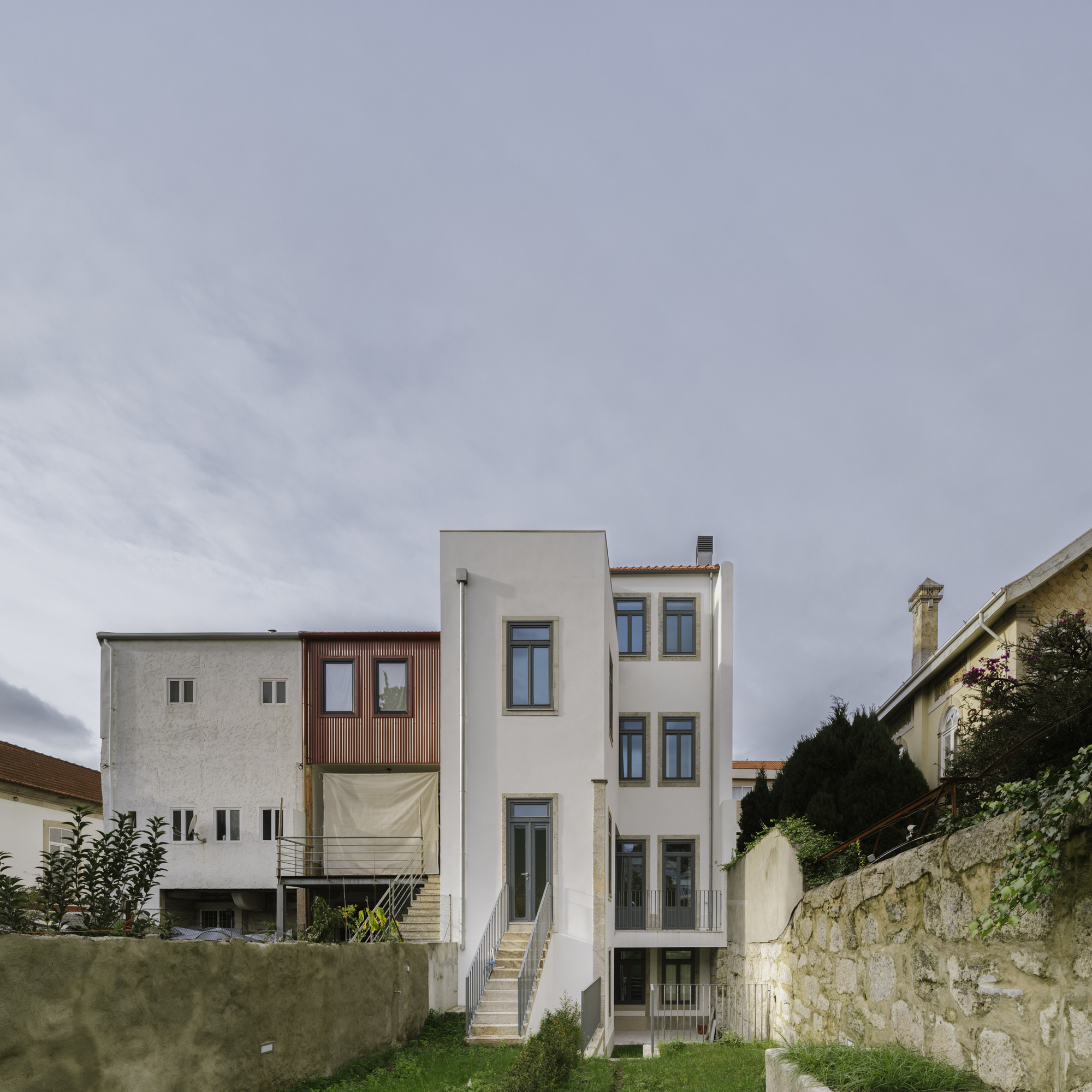Marlim Costa Cabral Building / Atelier D'Arctoritura lopes da costa