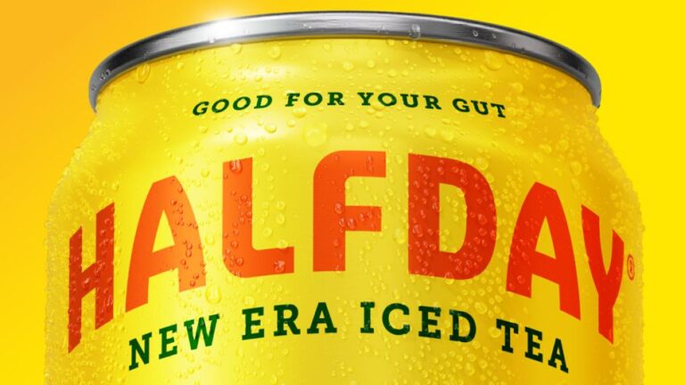 استوديو Earthling يثير المتعة الحنين إلى العلامة التجارية الشاي المثلجة نصف يوم
