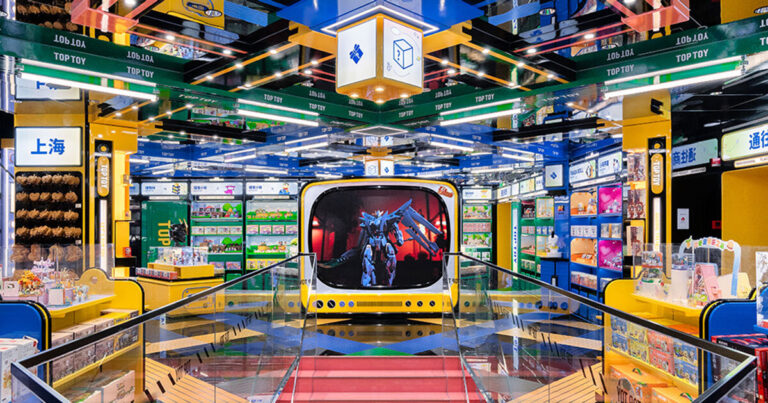 تتحول صور ألعاب Pixelated إلى كتل ملونة غامقة في متجر X+Living's Top Toy Store
