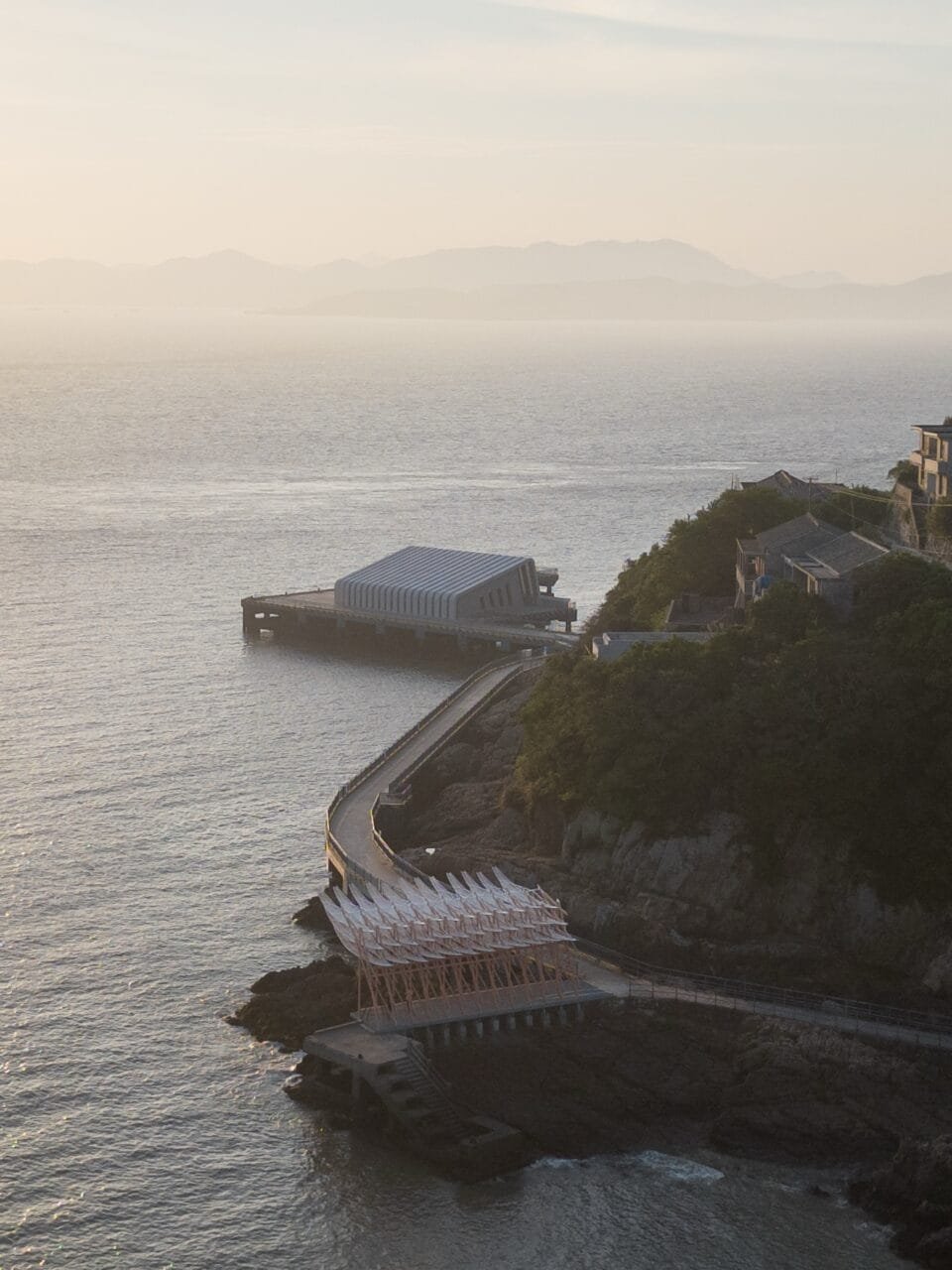 منظر جوي لجناح البحر المصنوع من شفرات تشبه الريشة البيضاء