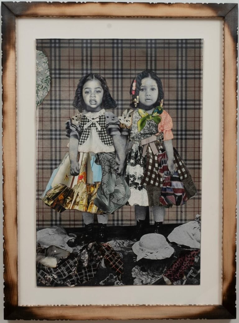 مجموعة من الصور بالأبيض والأسود والمنسوجات الملونة في إطار خشبي منحوت. الصورة تصور فتاتين صغيرتين