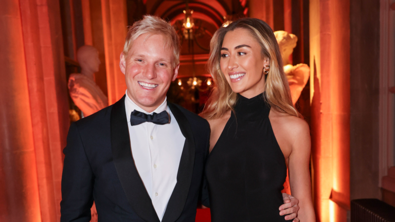 قام جيمي لينغ بتقسيم Tiktok مع Bething Islandplans
