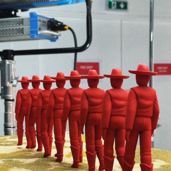 صورة خلف الكواليس للعديد من رعاة البقر الأحمر في مراحل مختلفة من عملية المشي