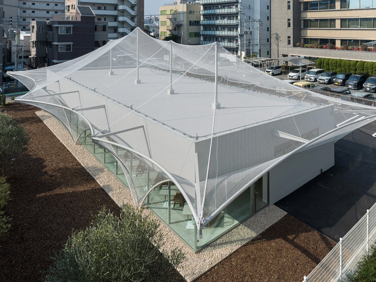 يلف Kengo Kuma مقهى يابانيًا بمظلة شبكية مما يجعله سرابًا متلألئًا مقاومًا للزلزال