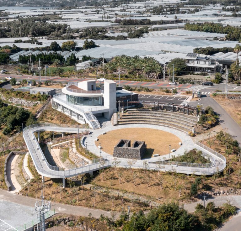  Circular Loop / ﻿HaengUnSiWoo Architects