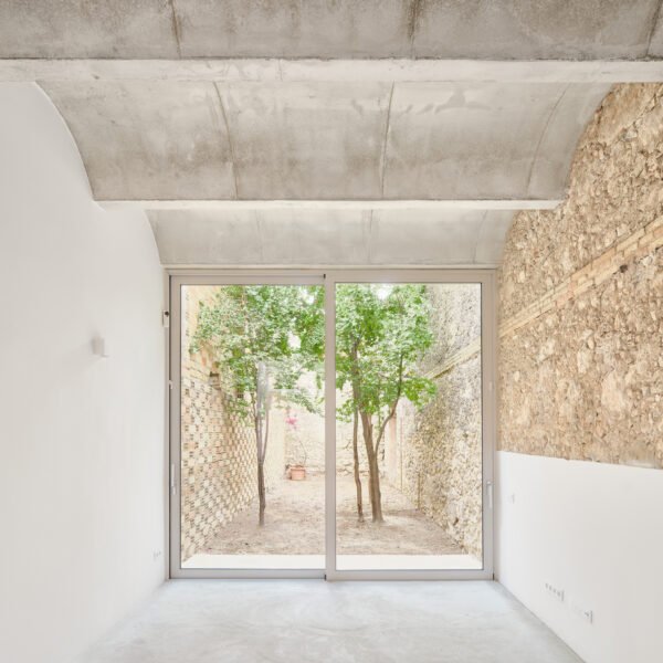House of Pipu and Marta / Menhir Arquitectura