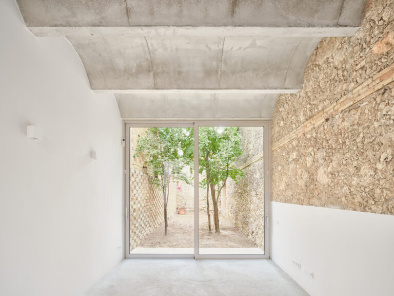 House of Pipu and Marta / Menhir Arquitectura