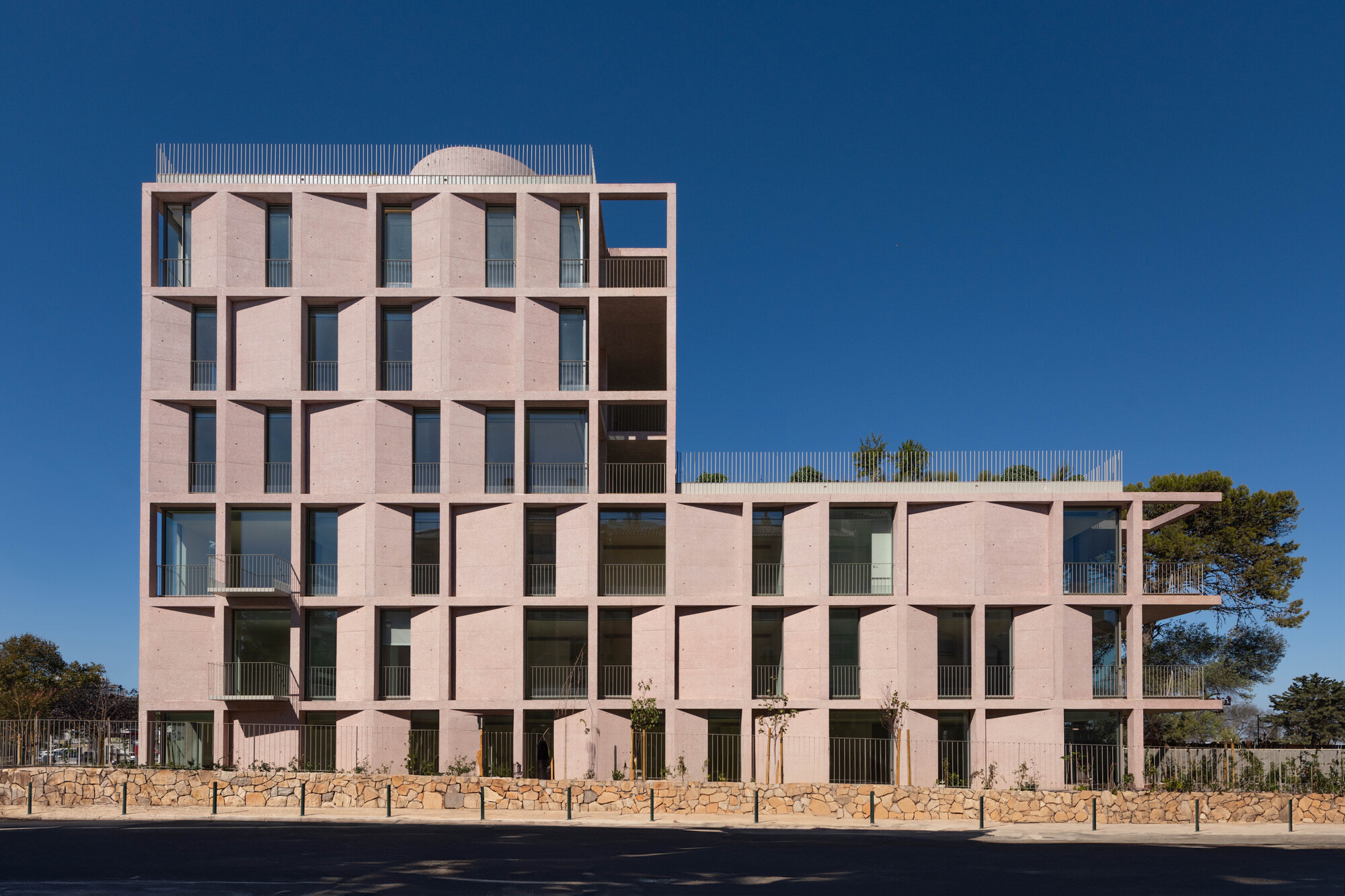 Housing Building in Cascais / Atelier AAVV