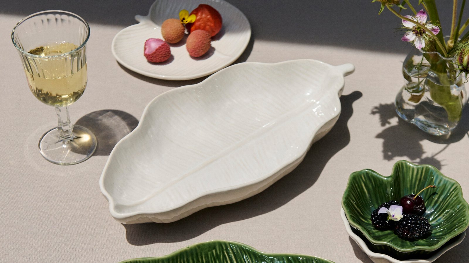 Green and white leaf plates