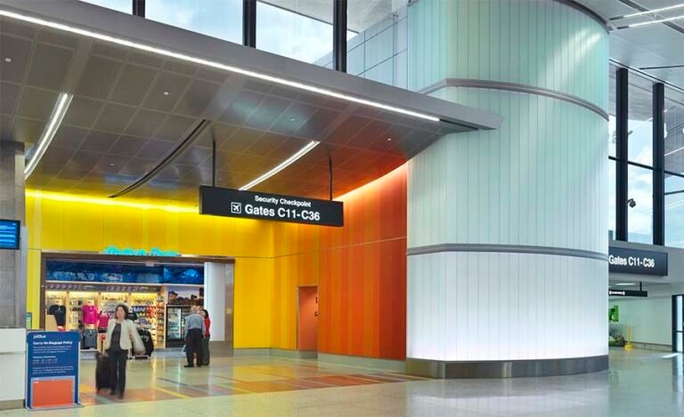 تعزيز مطار لوجان في بوسطن مع ذوق فني
