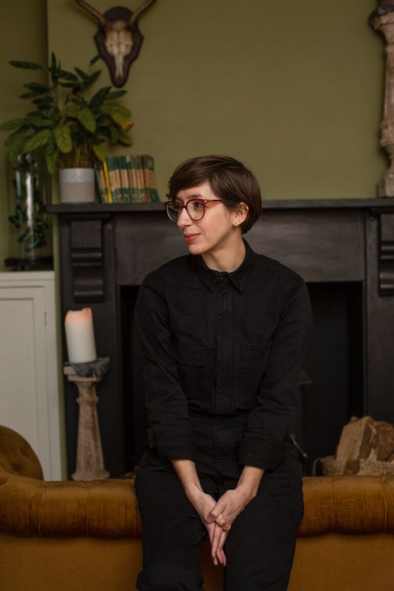 ناتالي تحترق على القيادة بالتعاطف ، والتحديات النمطية ، وبناء ثقافات إبداعية شاملة
