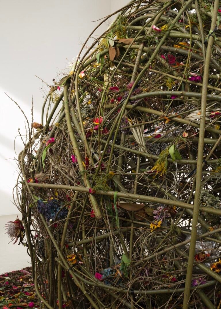 صورة قريبة لتركيب كبير يشبه الجرم السماوي مصنوع من الزهور