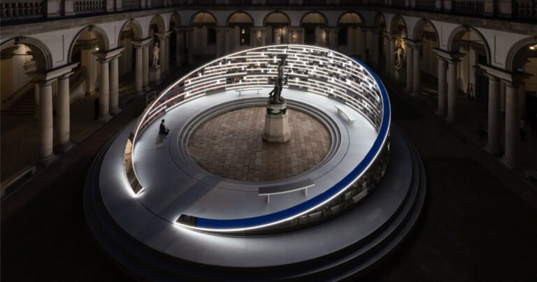 يضيء تثبيت مكتبة ES Devlin التناوب في Milan Week
