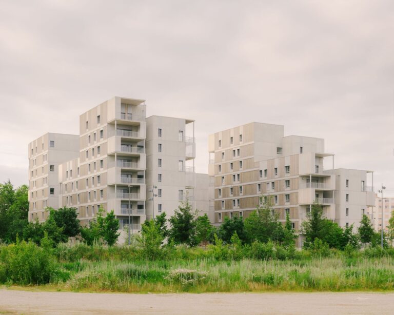 Parilly 116 وحدات الإسكان / التكتونيين + بي بي سي
