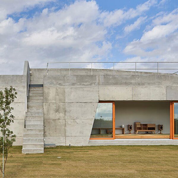 Home En 53 concrete isumi villa by takeshi hosaka architects spreads over land in japan