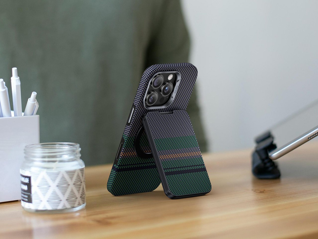 تتحول محفظة Kevlar® Magsafe النحيفة