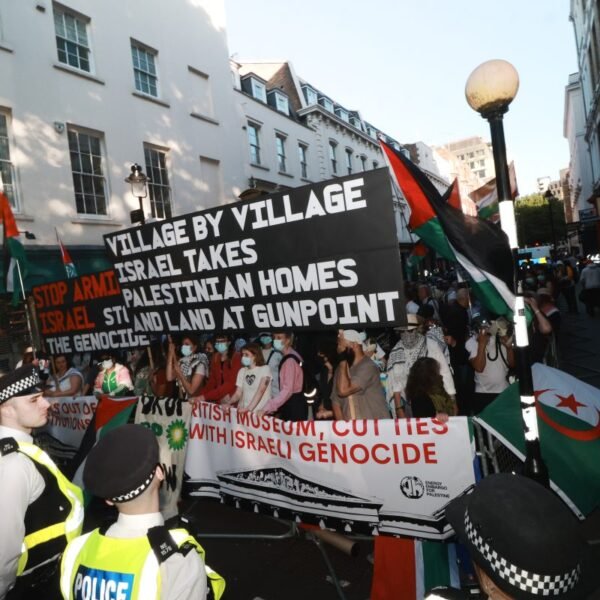 تجمع المتظاهرون خارج حزب السفارة الإسرائيلية في المتحف البريطاني
