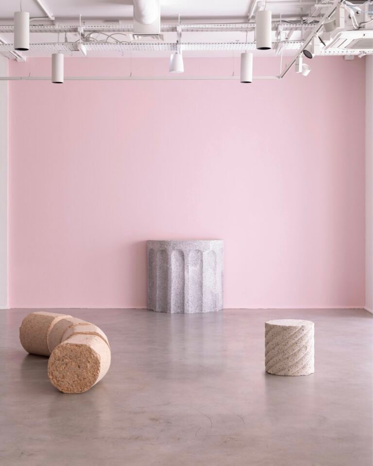 تصبح المحولات المعاد تدويرها أوهامًا معمارية في معرض Fumi 45 أثاث مطاطي مثبت في مساحة معرض بينك مع أرضية ملموسة