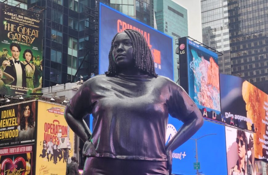 ما الذي يفكر فيه الزوار في تمثال Thomas J. Price's Times Square؟
