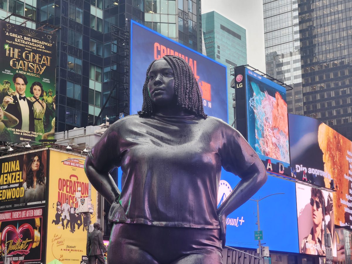 ما الذي يفكر فيه الزوار في تمثال Thomas J. Price's Times Square؟