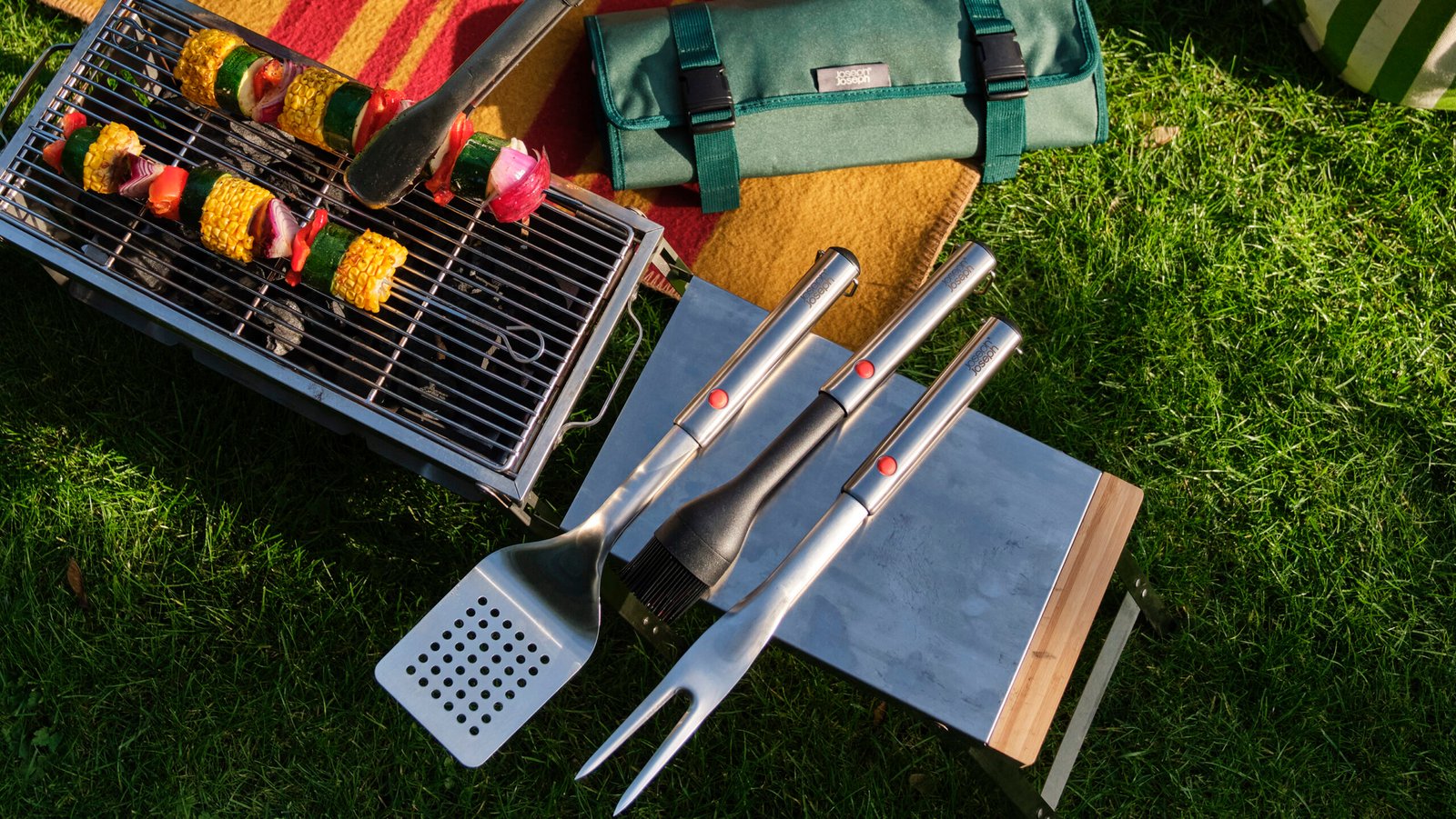 مجموعة جوزيف جوزيف شواية الشواية مثالية للمساحات الصغيرة 1 Joseph Joseph bbq tools in garden